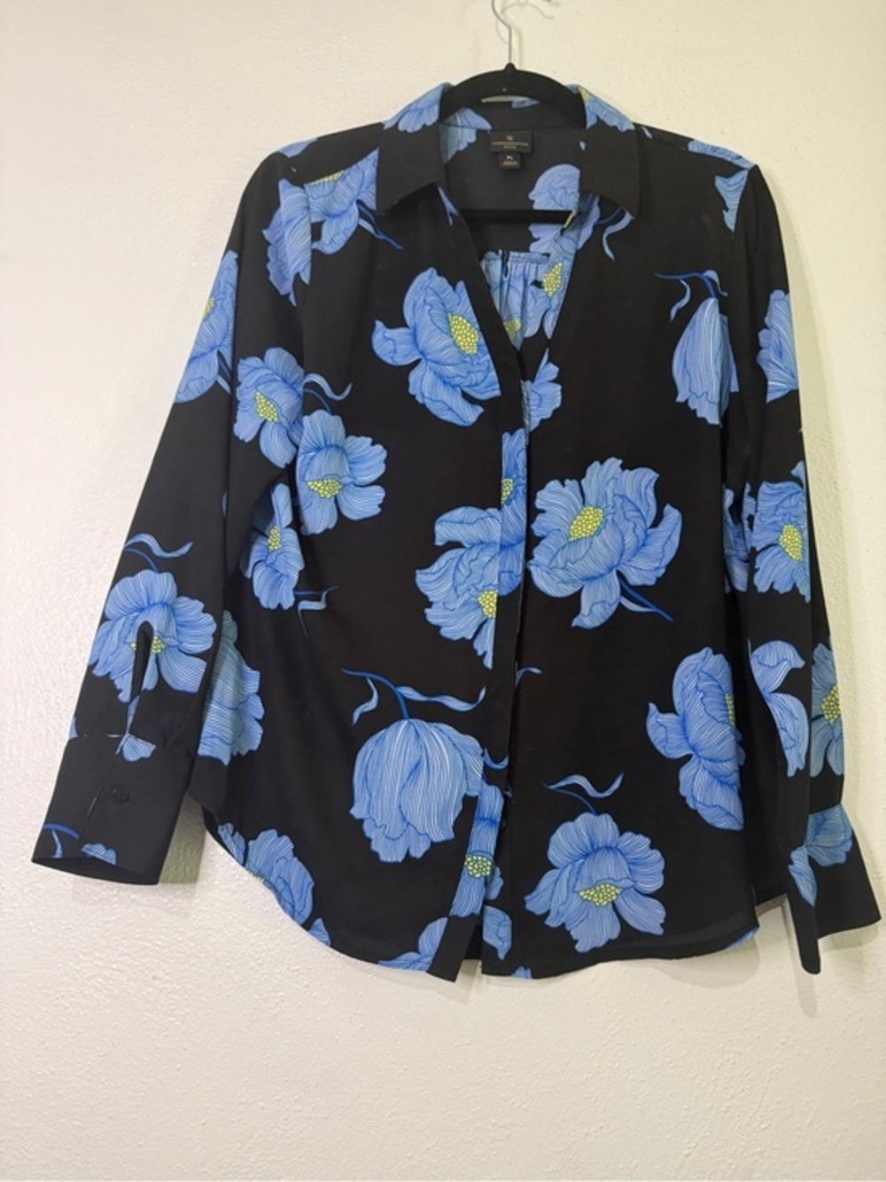 Worthington Black Button-Front Blouse with Large Blue Floral Print. Sz PL.